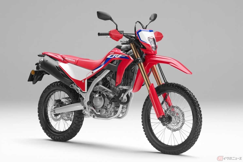 オフロードバイクが履くワイヤースポークホイールは、いかにも軽そうに見える。画像はホンダ「CRF250L」