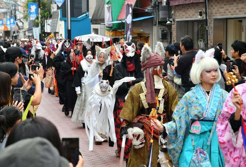 商店街を練り歩く妖怪たち＝26日午後、東京都杉並区（三尾郁恵撮影）