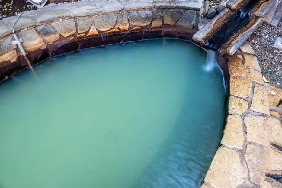 うぐいす色の源泉掛け流しの「熱の湯」