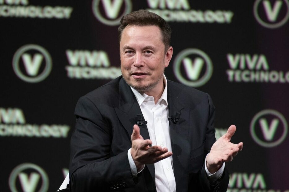 イーロン・マスク氏、ビットコインを売却か──テスラ、1100億円超相当のBTCを移動