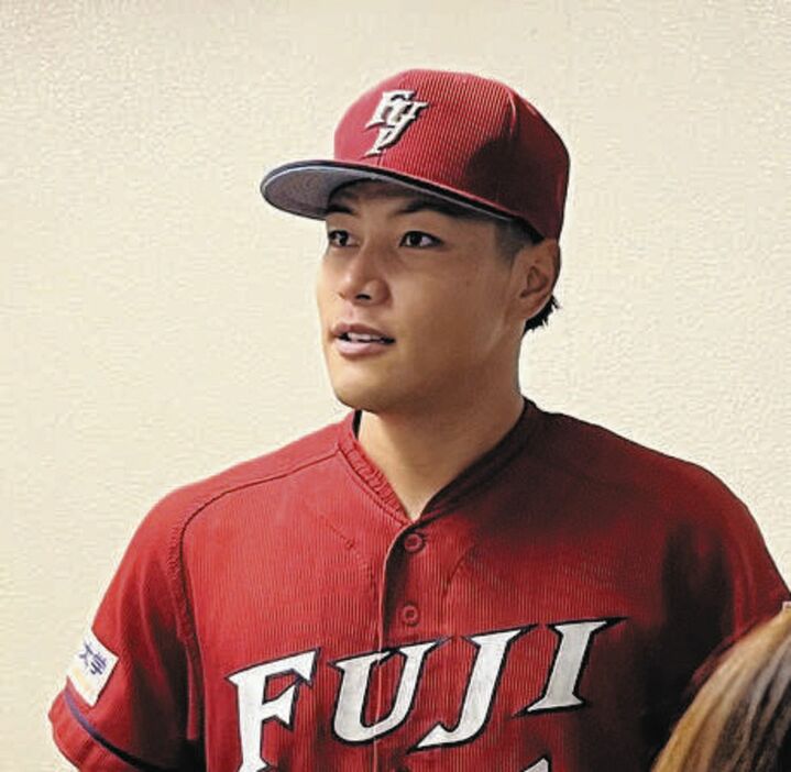 取材に答えるオリックス・ドラフト１位の富士大・麦谷