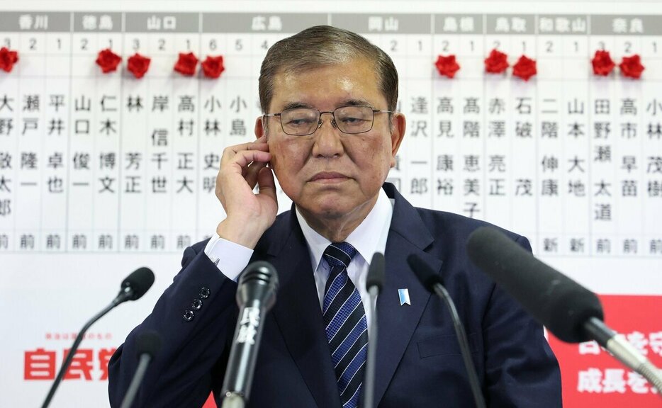 総選挙の情勢を渋い顔で語る石破茂首相