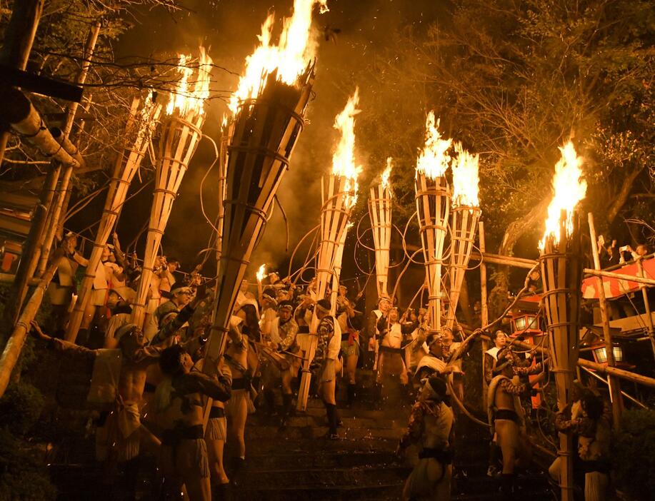 京都市左京区の由岐神社一帯で行われた奇祭「鞍馬の火祭」＝22日夜