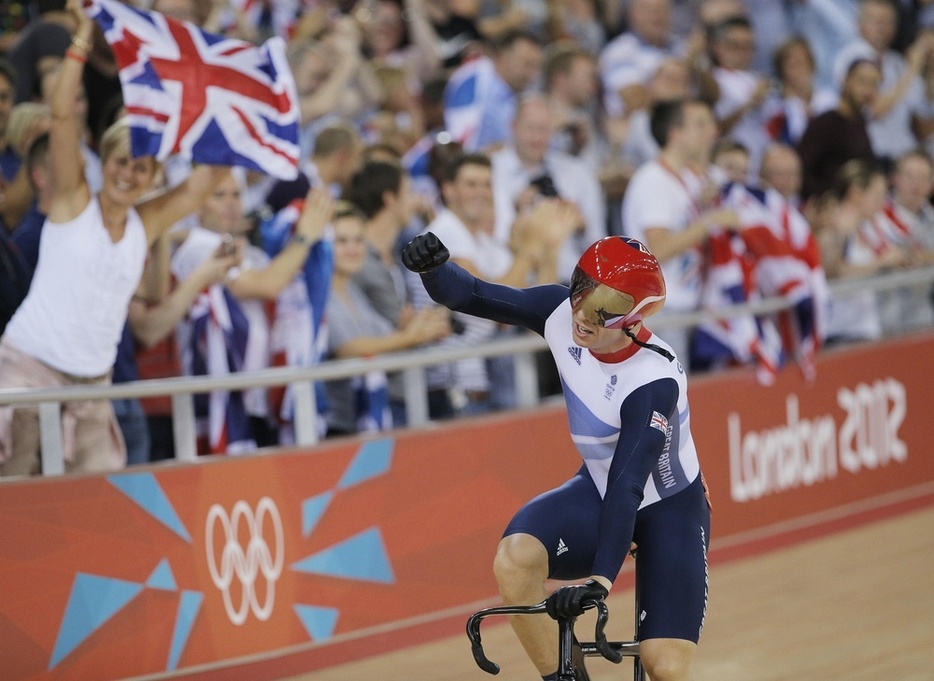 2012年ロンドン五輪自転車トラックの男子ケイリンを制し、観客の声援に応える英国のクリス・ホイ＝ベロドローム（AP＝共同）