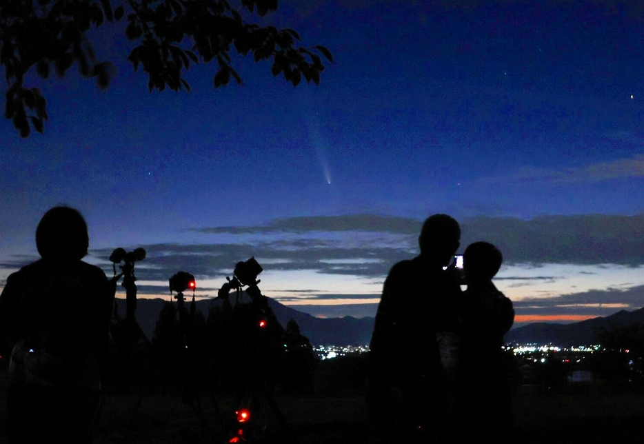 紫金山・アトラス彗星を観察する愛好家たち＝10月14日午後6時19分、福井県大野市蓑道から撮影