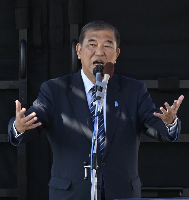 街頭演説する石破首相＝25日午後1時57分、黒石駅前多目的広場