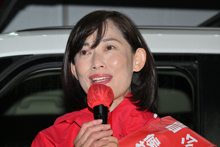 赤一色に身を包んで選挙活動を続けた丸川氏