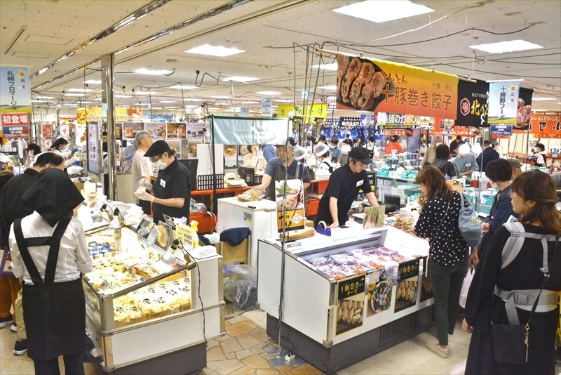 北海道の名物料理やスイーツが並ぶ会場