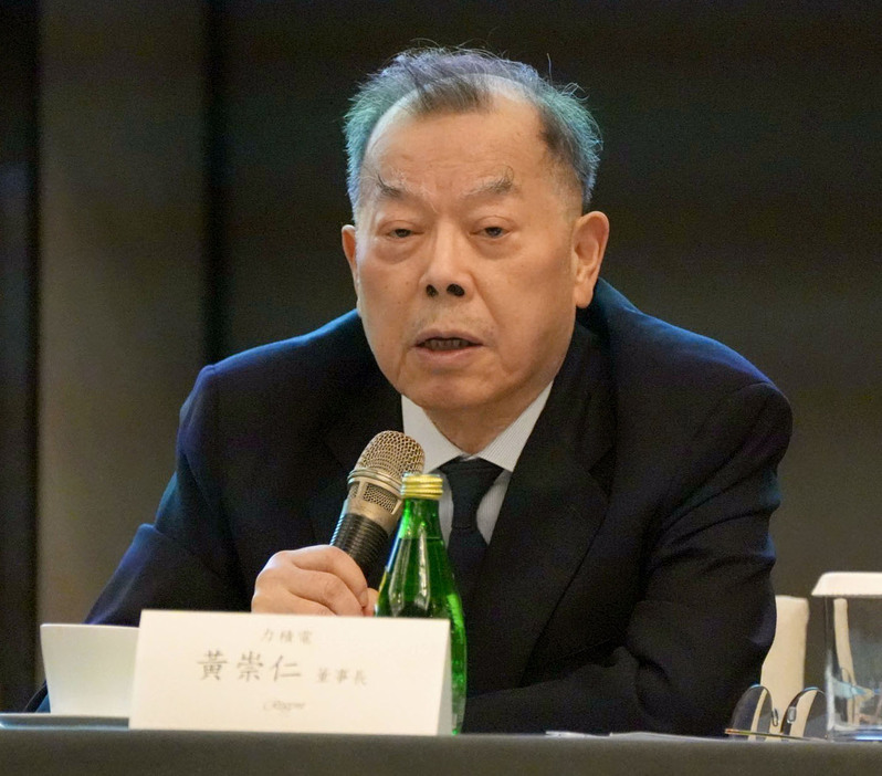 決算説明会で話すPSMCの黄崇仁会長＝22日、台北（共同）