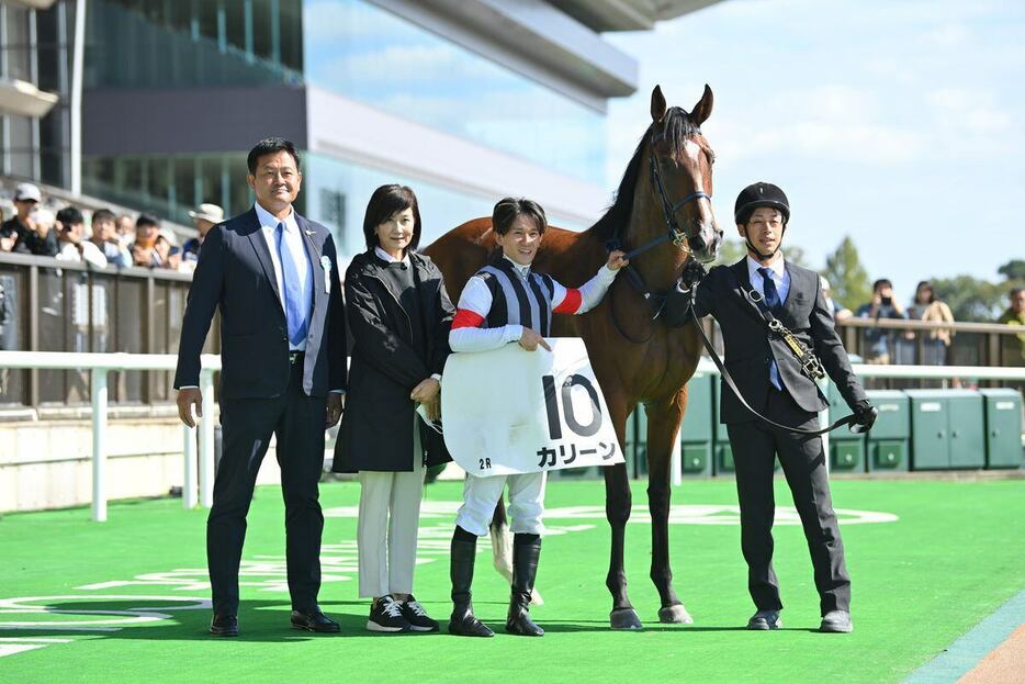 未勝利戦を制したカリーンと菅野隆志オーナー（左端）＝東京競馬場（撮影・奈良武）