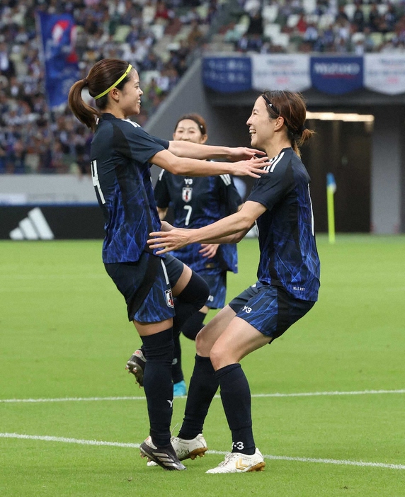 ＜サッカー女子　日本・韓国＞前半、ゴールを決め長谷川と喜ぶ北川（右）（撮影・西海健太郎）