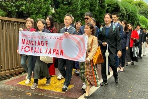 東京高裁に入廷する原告と弁護団（2024年10月30日、弁護士ドットコムニュース撮影）