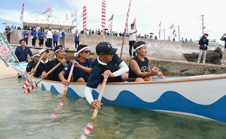 大浦湾に向けこぎだす男性たち＝１４日、宮古島市・池間島の水浜ビーチ