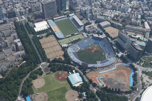 神宮外苑のイチョウ並木（写真左奥）=2024年7月5日、東京都内、朝日新聞社ヘリから、上田幸一撮影