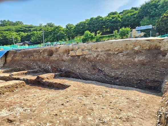 貝殻盛土層が露出した発掘遺跡の西側断面＝国立伽耶文化遺産研究所提供