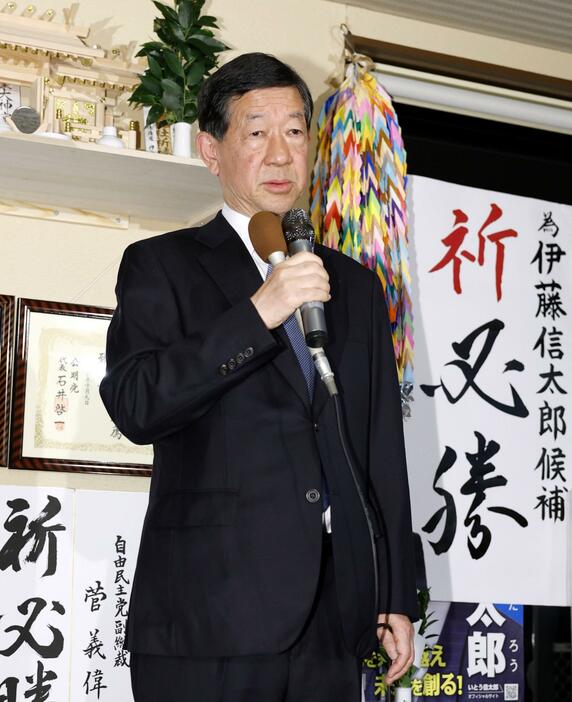 宮城4区で敗北し、敗戦の弁を述べる自民党の伊藤信太郎氏＝27日夜、宮城県利府町