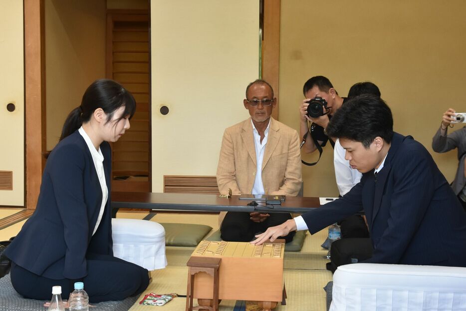 東京・将棋会館で行われた西山朋佳女流三冠の編入試験第1局