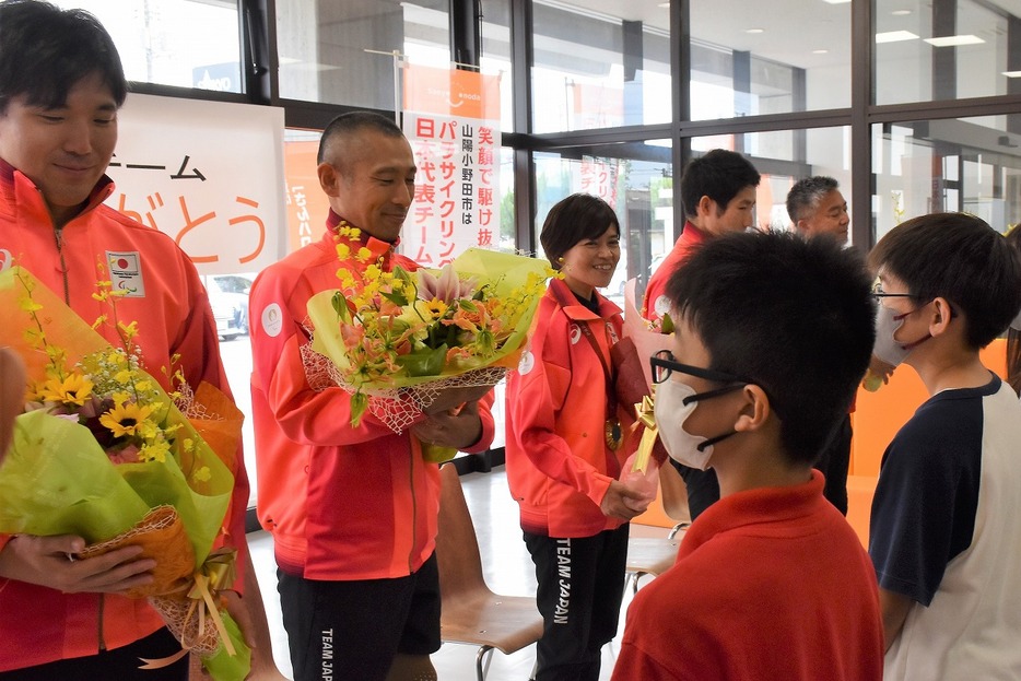 花束を受け取る選手たち（市役所で）