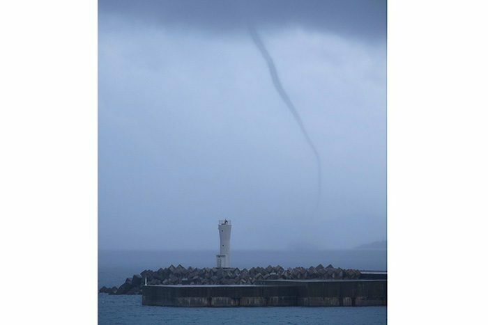 伊江港と本部町水納島の間の海上で確認された竜巻のようなもの＝2日午前8時40分頃（読者提供）