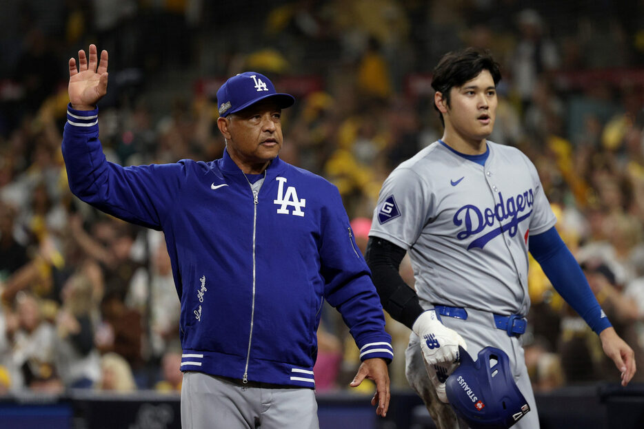 ドジャース・ロバーツ監督、大谷翔平（写真＝GettyImages）