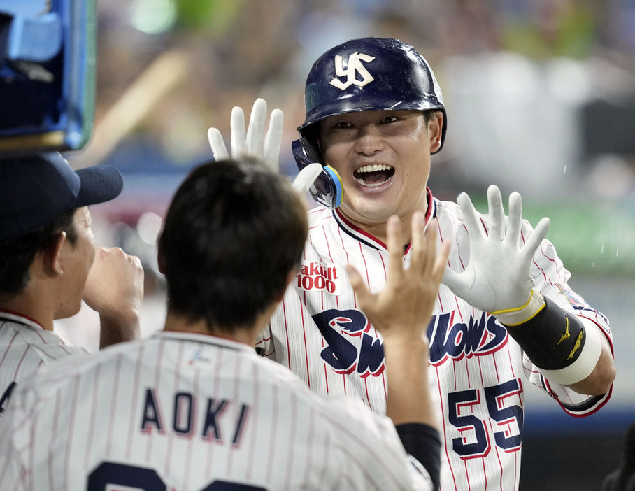 本塁打を放ちナインに迎えられるヤクルト・村上＝9月18日、神宮