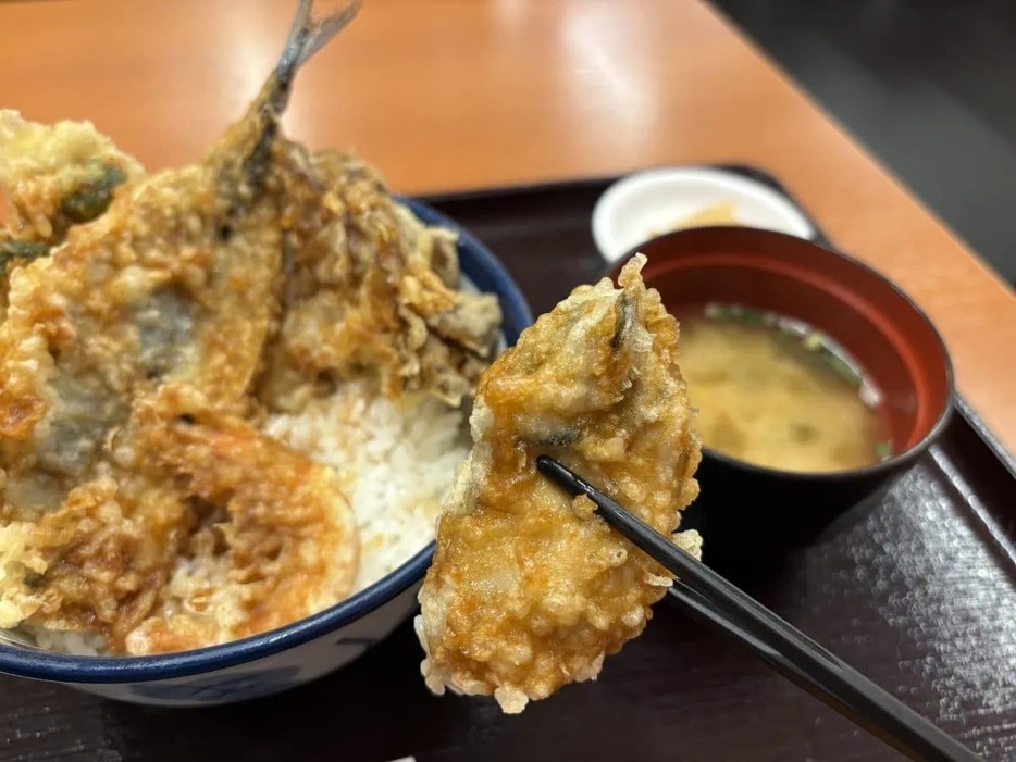 秋刀魚、牡蠣、まいたけ……「天丼てんや」から秋の味覚を盛りつけた1杯が登場！