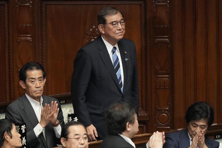 第102代首相に選出された石破氏（写真：AP/アフロ）