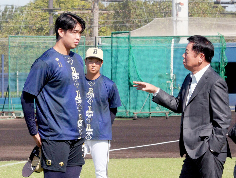 福良GMと話す山下舜平大（左）