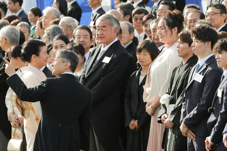 秋の園遊会で陸上女子やり投げの北口榛花さん（右から４人目）と歓談される天皇、皇后両陛下＝３０日午後、東京・元赤坂の赤坂御苑