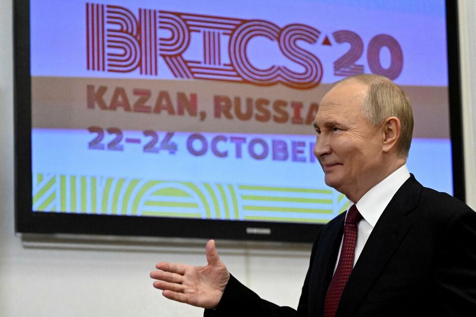 22日、BRICS首脳会議が開かれるロシア中部カザンで、南アフリカのラマポーザ大統領との会談に臨むプーチン大統領（ロイター＝共同）