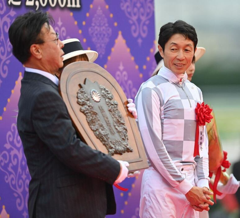 天皇賞・秋をドウデュースで制した武豊騎手と松島正昭オーナー＝27日、東京競馬場（撮影・奈良武）