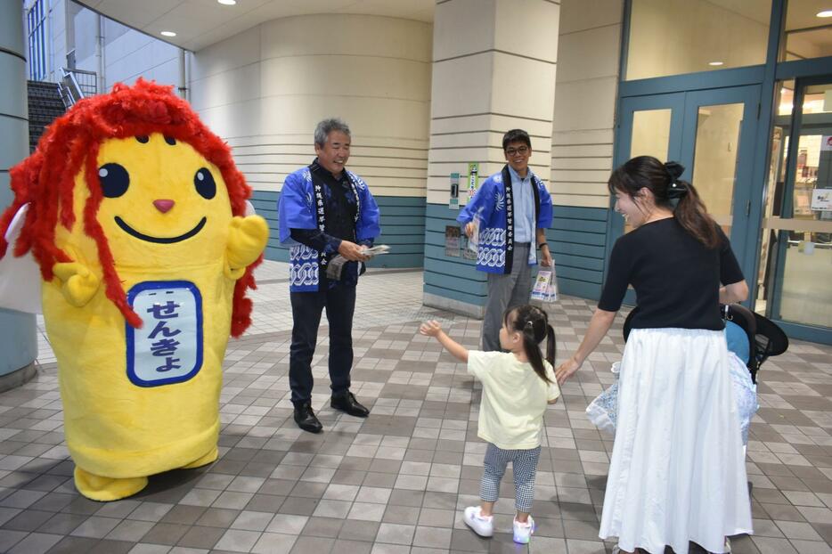 投票を呼びかけるマスコットキャラクターのきじむん（左端）ら　＝25日、那覇市おもろまちのサンエー那覇メインプレイス