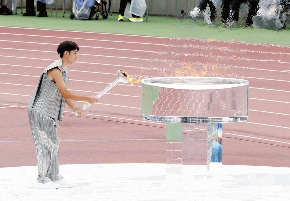 炬火台に点火する大川内健太選手