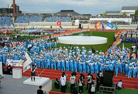 総合開会式で入場する佐賀県選手団＝佐賀市のＳＡＧＡスタジアム