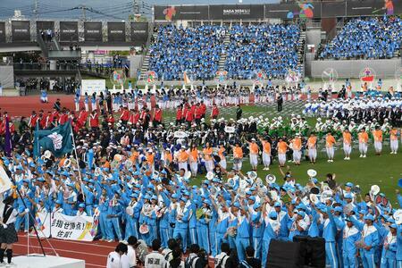 総合開会式で入場する佐賀県選手団＝佐賀市のＳＡＧＡスタジアム