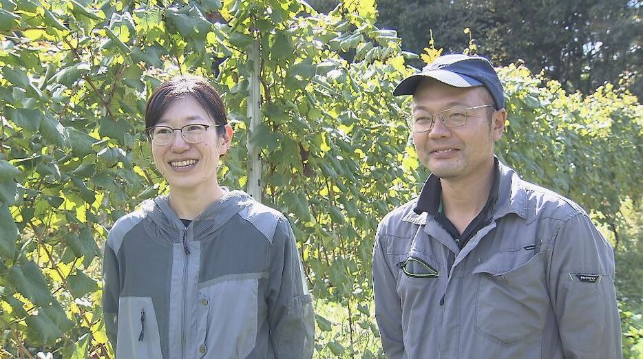 ワイン造りをする松本さん夫妻