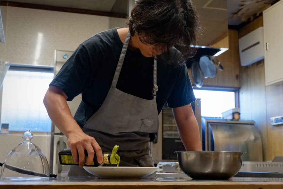 祖母から教わった家庭料理がルーツと語る本岡さん。常に自然体で料理と向き合っている