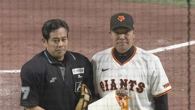 阿部監督と記念撮影をする西本審判員(画像:日テレジータス)