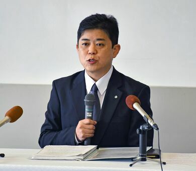 記者会見でパワハラに関する質疑に答える武広勇平町長＝15日午後、上峰町役場