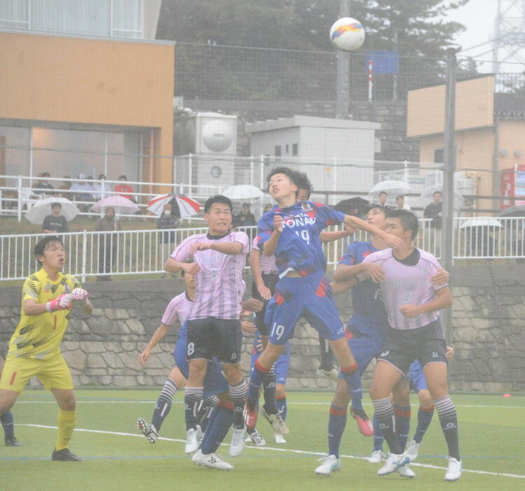 2－0の後半36分、左CKからヘディングシュートを狙う中越・井口（左から2人目）（撮影・小林忠）