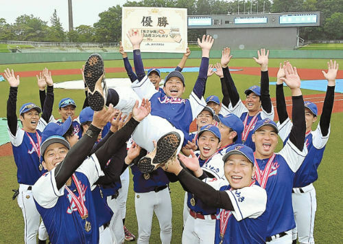 村上貴弘監督（中央）を胴上げし、３連覇を喜び合ういわき市ナイン