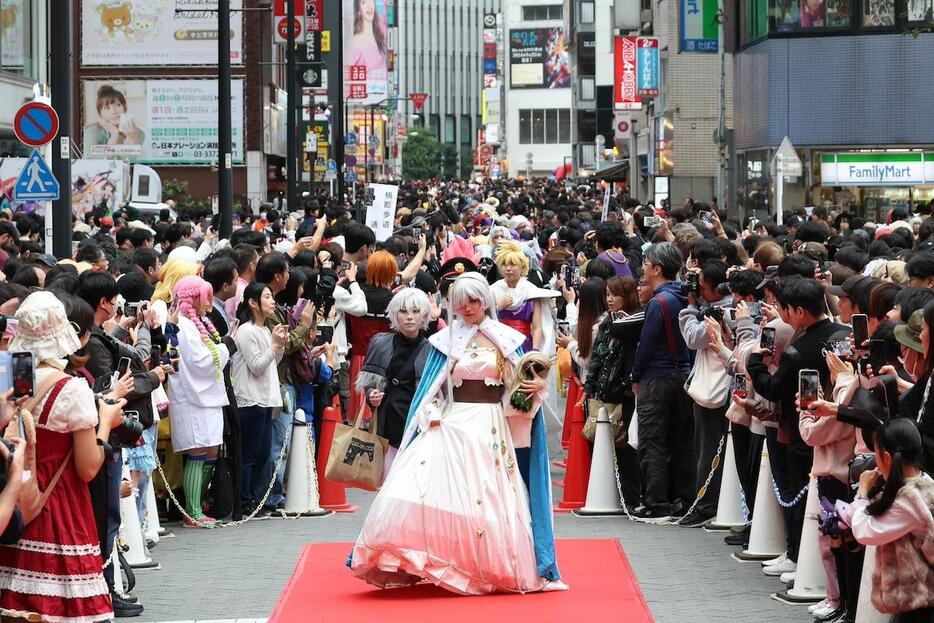 「池袋ハロウィンコスプレフェス2024」パレードの様子（写真提供＝ドワンゴ）