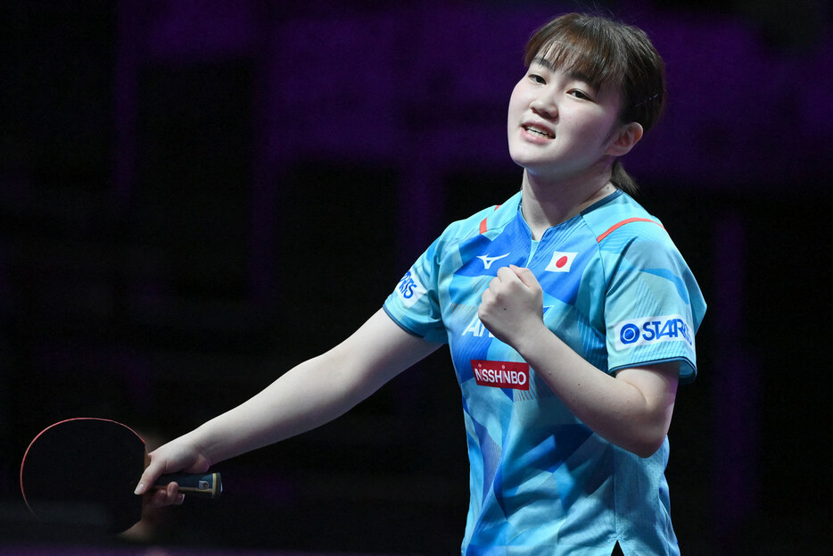 卓球のＷＴＴチャンピオンズ・モンペリエ大会女子シングルス準々決勝で伊藤美誠を破り、ガッツポーズを見せる大藤沙月＝２６日、フランス・モンペリエ（ＡＦＰ時事）