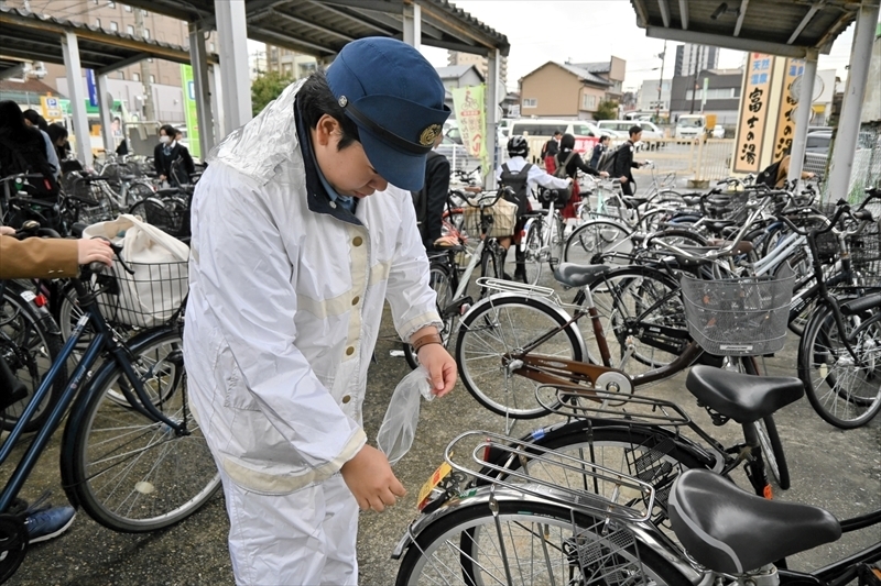 会津若松駅周辺で自転車にイエローカードを付ける署員