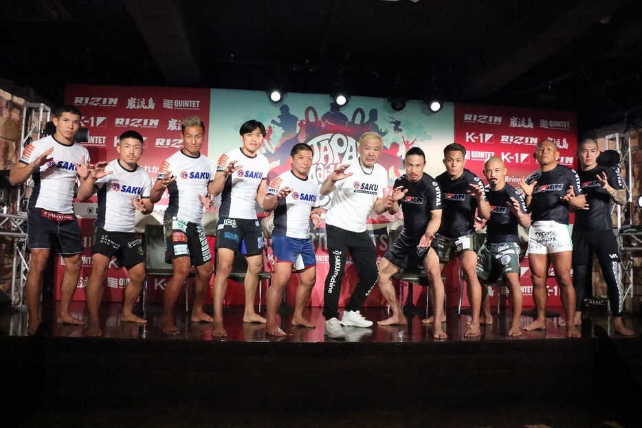 桜庭和志を中央に「TEAM SAKU」（左）と「TEAM RIZIN」