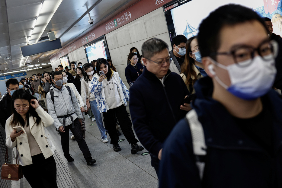 　１０月１８日、中国国家統計局が発表した第３・四半期の国内総生産（ＧＤＰ）は前年比４．６％増と、市場予想の４．５％増をやや上回った。写真は朝のラッシュ時の北京の地下鉄駅。４月撮影（２０２４　ロイター／Tingshu Wang）