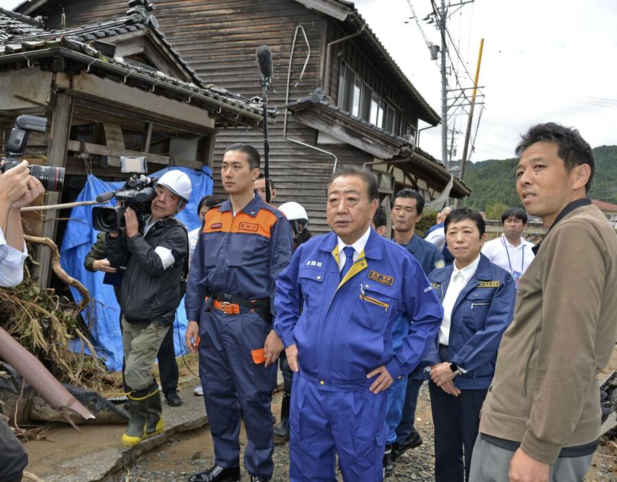 地震と記録的豪雨の被害に遭った石川県輪島市内を視察する立憲民主党の野田代表（手前右から2人目）＝5日午前