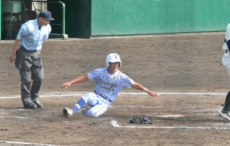 【壱岐－エナジックスポーツ】二回に本塁に生還するエナジックスポーツのイーマン琉海＝大分市の別大興産スタジアムで2024年10月28日午後1時9分、藤田健志撮影