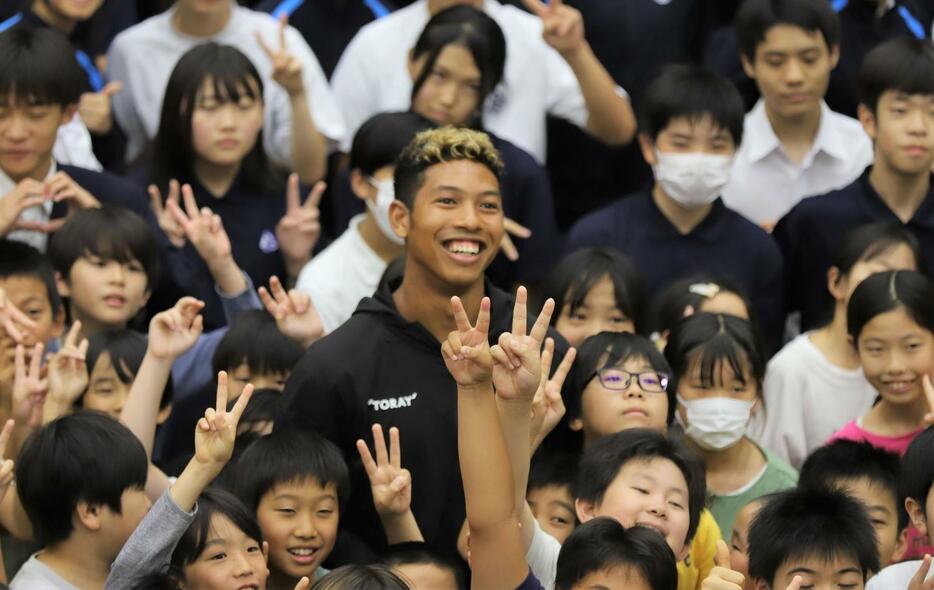 母校の東京・お台場学園港陽小学校を訪問した陸上男子短距離のサニブラウン（中央）（撮影・藤塚大輔）