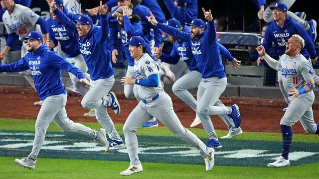 勝利の瞬間ベンチを飛び出し笑顔を見せる大谷翔平【写真：USA TODAY Sports/ロイター/アフロ】